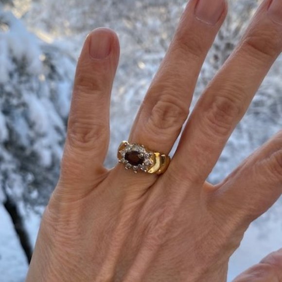 ❤️❤️ VTG Gold Tone Garnet Rhinestone Cocktail RING - Picture 3 of 7